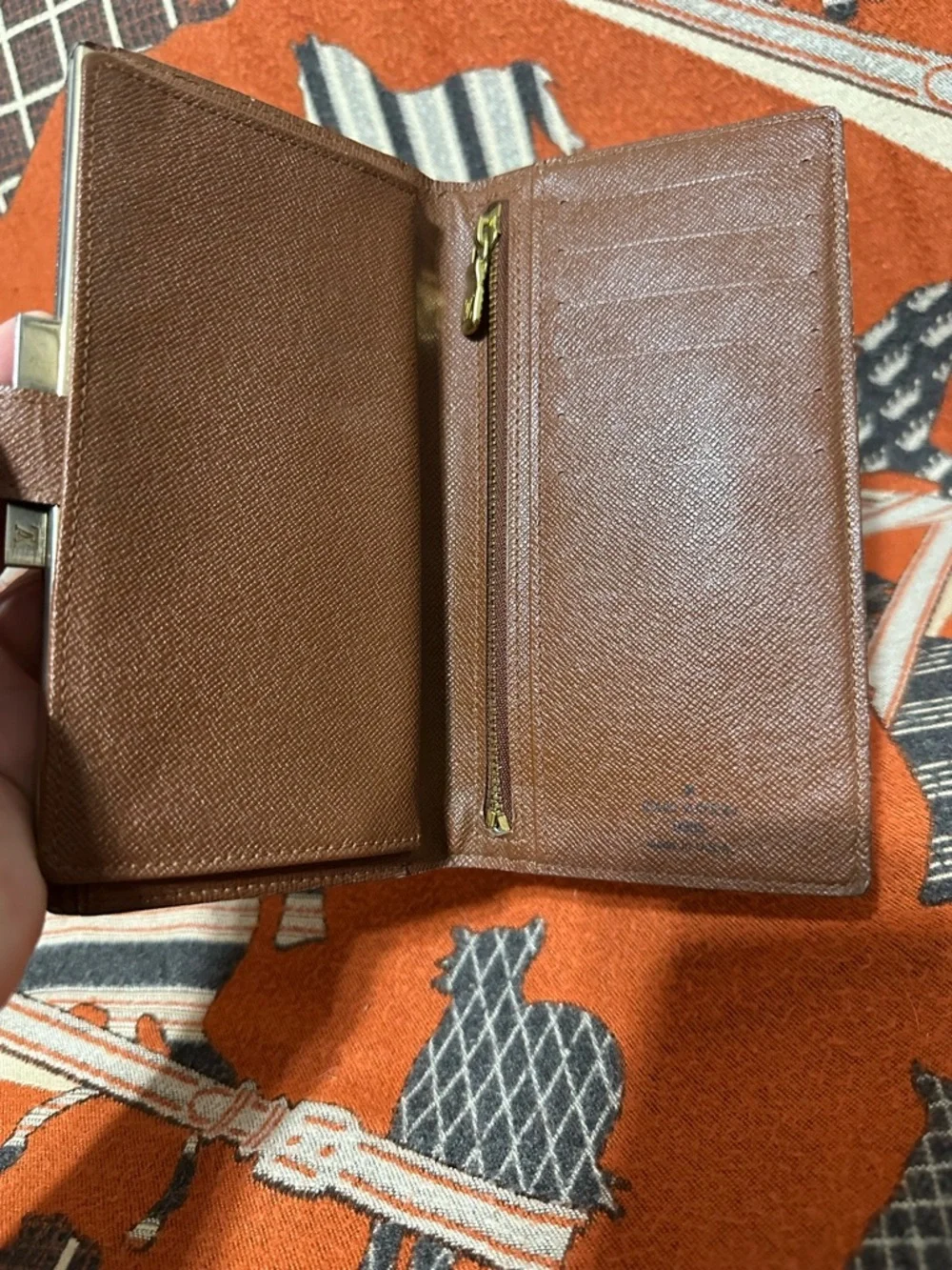LOUIS VUITTON ❤️🌟SD1918 MONOGRAM KISSLOCK LONG WALLET ⭐️ - Picture 4 of 9